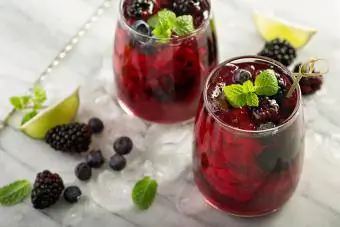 sparkling na berry cocktail