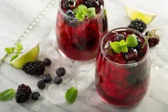 cocktail frizzante ai frutti di bosco