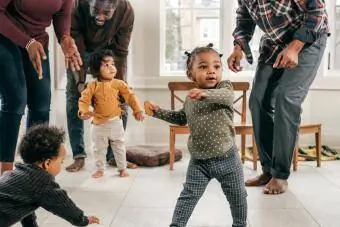 Niños pequeños y padres durante la lección de música