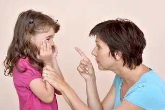 Mutter schimpft mit ihrer Tochter