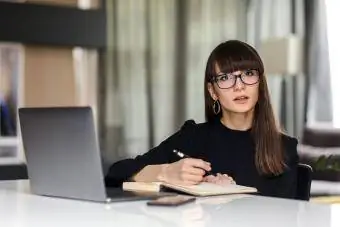 Zakenvrouw Met Laptop Zittend Op Bureau