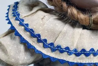 detail šatů pro panenku madame alexander