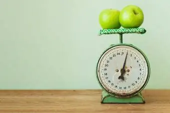 Pomes a la bàscula de cuina antiga