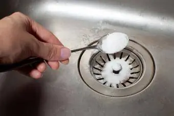Chất tẩy rửa cống tự chế rắc baking soda vào bồn rửa