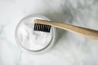 kokos yağı və diş fırçası