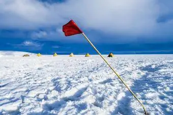 Uma bandeira vermelha dobrada ao vento, a quantidade de curvatura indica a velocidade do vento