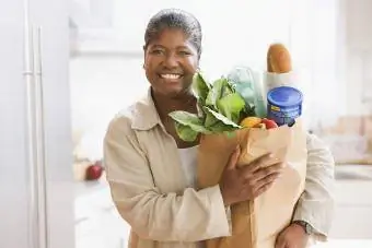 mulher segurando uma sacola de compras