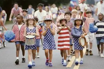 Kinderen marcheren in de parade van 4 juli
