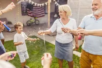 Keluarga multigenerasi merayakan Empat Juli