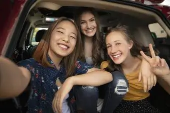 Nastoletnie dziewczyny robią sobie selfie