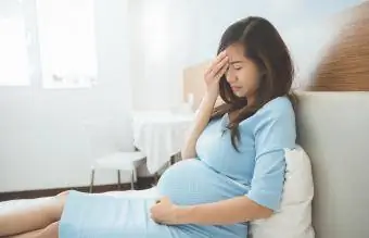 La mujer embarazada se siente mareada.