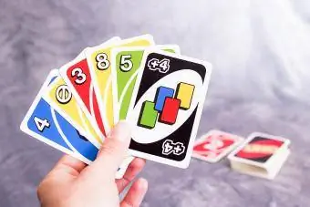 Uno-kortit kädessä