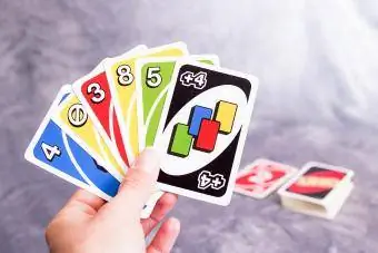 Uno cartes a la mà