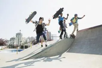 Tonårspojkar med skateboards
