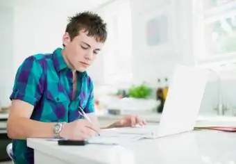 niño haciendo la tarea