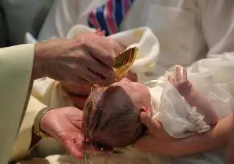 Bambino battezzato in chiesa