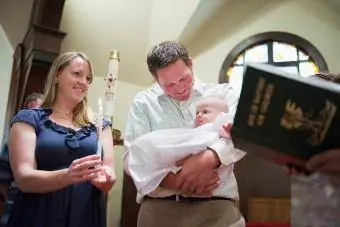 Baby in der Taufzeremonie