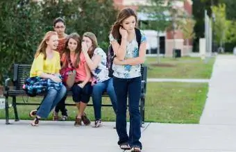 Chica siendo objeto de burlas por otras chicas