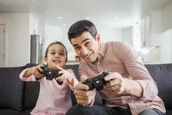 Far og datter spiller videospill