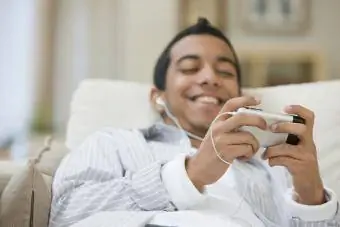 Nastoletni chłopak grający w gry wideo