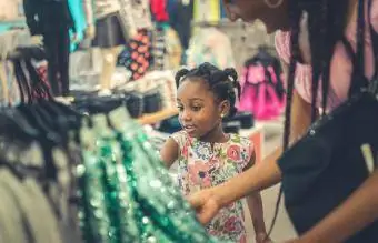 niña y su madre de compras