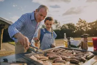 Mężczyzna grilluje z córką na płaskim grillu