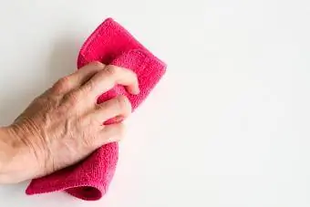 Καθαρισμός τοίχου χεριών με ροζ πανί