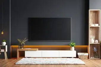 TV montat pe perete într-un perete negru