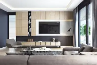 Luxusní interiér obývacího pokoje s koženou pohovkou a televizí