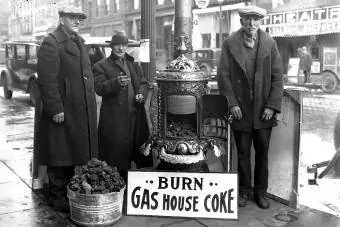 Mga Lalaki sa Street Corner na may Coal Burning Stove