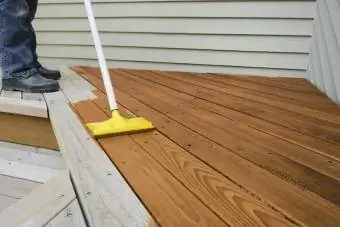 Protéger une terrasse avec une teinture pour terrasse