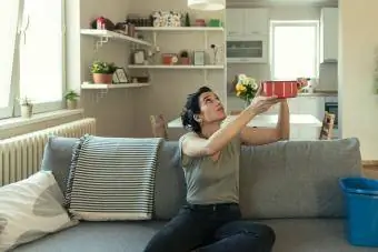 Une femme regarde le plafond tout en allant chercher de l'eau