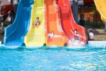 Drie meisies gly lekker in 'n waterpark