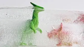 Dinosaurierspielzeug im Eis