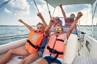 Družina uživa v vožnji s čolnom