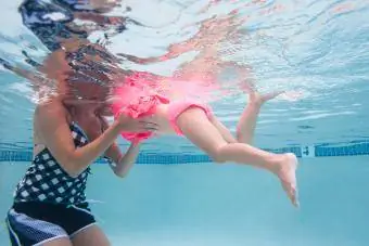 Mẹ cùng con gái bơi trong bể bơi