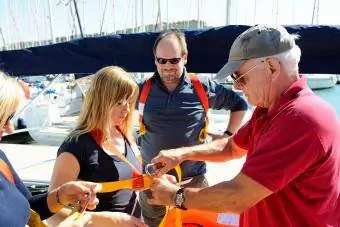Instruktur Pelayaran Senior Memberikan Pengarahan Keselamatan