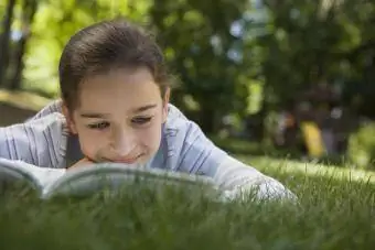 Девушка читает электронную книгу для печати