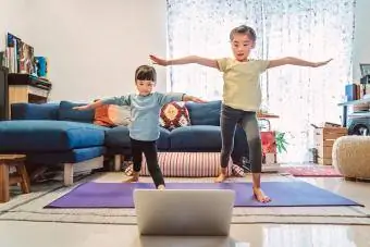 Małe rodzeństwo cieszy się zajęciami jogi online