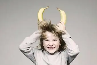 Αγόρι που κρατά δύο μπανάνες στο κεφάλι