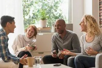 Vänner som umgås och spelar Moods Board Game