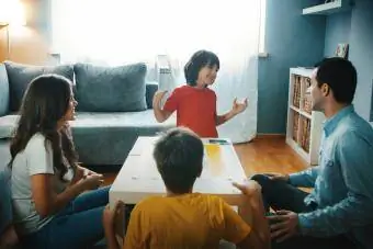 Gia đình chơi trò chơi Moods Board