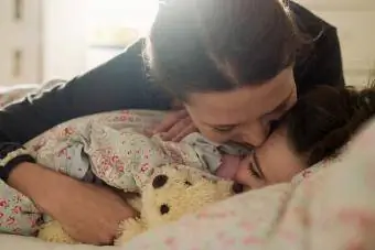 Madre affettuosa con la figlia a letto