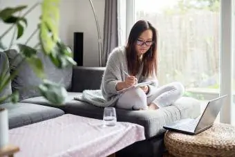 Femme écrivant dans son journal