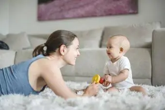 Glückliches kleines Mädchen mit Mutter