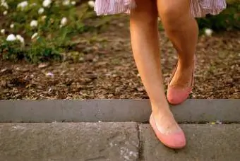 Žena nosi ružičaste cipele na otvorenom