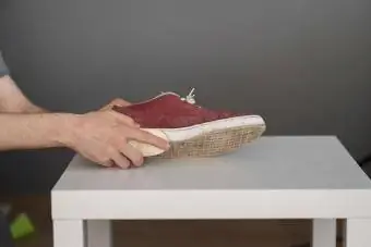 Kırmızı spor ayakkabıyı fırçalamak