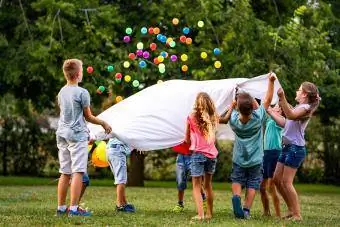 Los niños juegan, lanzan pelotas en una fiesta de cumpleaños.