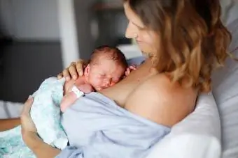 Seorang bayi baru lahir dan ibunya di bangsal bersalin