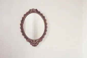 Zlatno starinsko ogledalo
